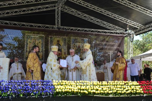 Moment istoric, la Iași: În Duminica Tuturor Sfinților, Biserica Bărboi a primit haină luminoasă Poza 217941