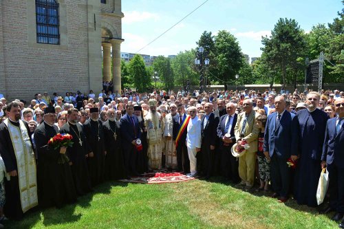 Moment istoric, la Iași: În Duminica Tuturor Sfinților, Biserica Bărboi a primit haină luminoasă Poza 217942