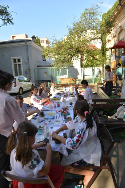 Atelier de creaţie pentru copii cu ocazia Zilei Iei, în Capitală Poza 218243