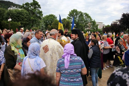 Mii de oameni, împreună cu sfinții, prin Piatra Neamț Poza 218298