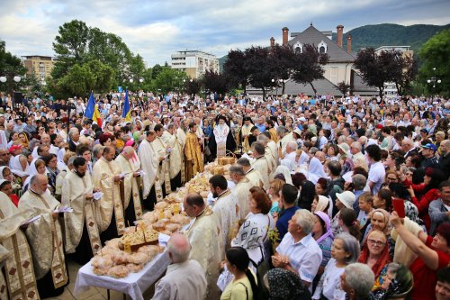 Mii de oameni, împreună cu sfinții, prin Piatra Neamț Poza 218307