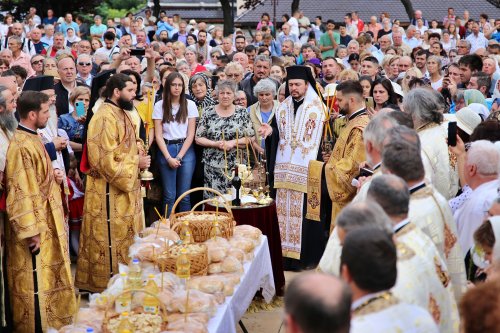 Mii de oameni, împreună cu sfinții, prin Piatra Neamț Poza 218308
