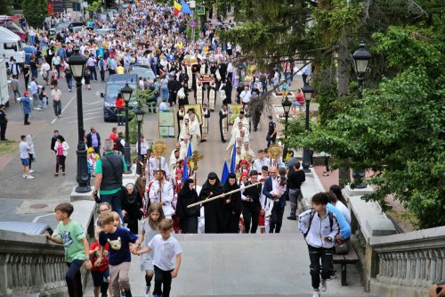 Mii de oameni, împreună cu sfinții, prin Piatra Neamț Poza 218317