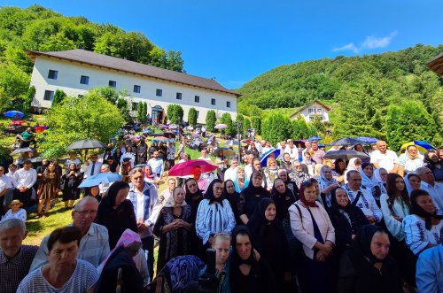 Sărbătoare la Mănăstirea Rebra‑Parva, din Ţara Năsăudului Poza 219097