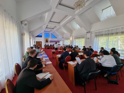 Conferință națională a doctoranzilor teologi la Mănăstirea Caraiman Poza 219219