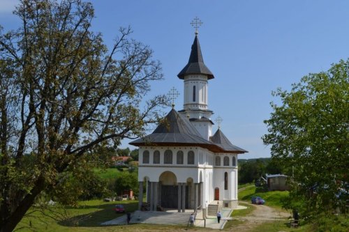 Hramul ctitoriei din județul Timiș a Patriarhului României Poza 219339