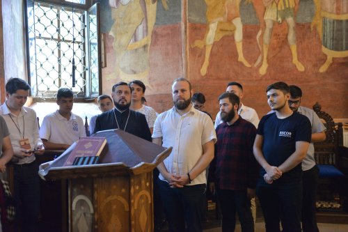 Pelerinaj al studenților creștin-ortodocși la mănăstiri din jurul Capitalei Poza 219853