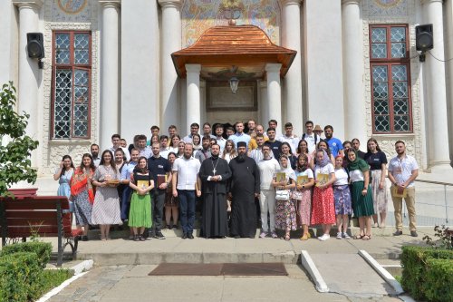 Pelerinaj al studenților creștin-ortodocși la mănăstiri din jurul Capitalei