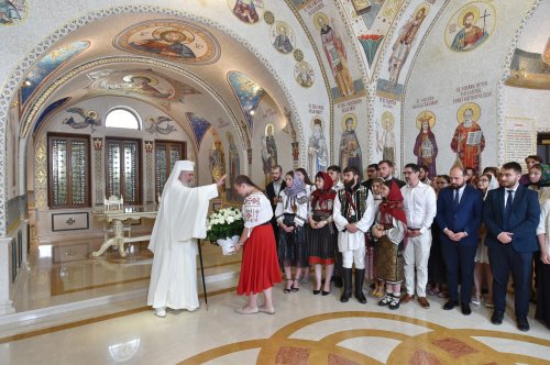 Tinerii din ASCOR au fost binecuvântați de Patriarhul României Poza 219926