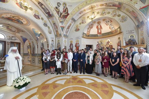 Tinerii din ASCOR au fost binecuvântați de Patriarhul României Poza 219927