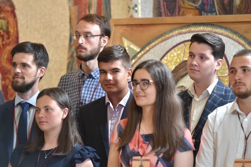 Tinerii din ASCOR au fost binecuvântați de Patriarhul României Poza 219931