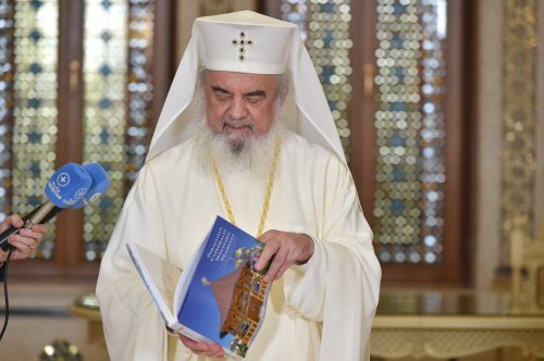 Tinerii din ASCOR au fost binecuvântați de Patriarhul României Poza 219934