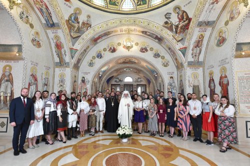 Tinerii din ASCOR au fost binecuvântați de Patriarhul României Poza 219937