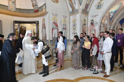 Tinerii din ASCOR au fost binecuvântați de Patriarhul României Poza 219938