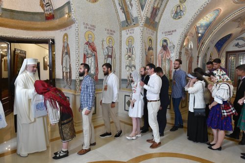 Tinerii din ASCOR au fost binecuvântați de Patriarhul României Poza 219939