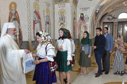 Tinerii din ASCOR au fost binecuvântați de Patriarhul României Poza 219940