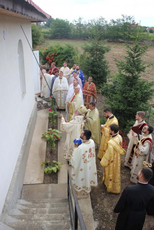 Sfințirea bisericii din cimitirul parohiei gorjene Cornești Poza 220065