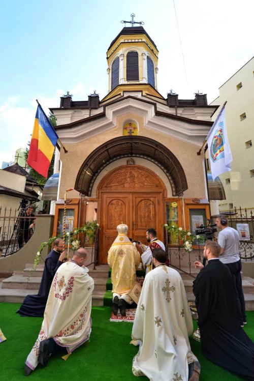 Veșmânt nou de har pentru biserica Parohiei „Sfântul Ioan”-Moși Poza 220693