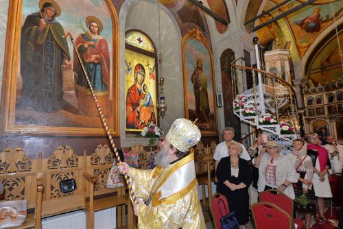Veșmânt nou de har pentru biserica Parohiei „Sfântul Ioan”-Moși Poza 220706