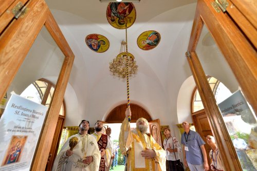 Veșmânt nou de har pentru biserica Parohiei „Sfântul Ioan”-Moși Poza 220707