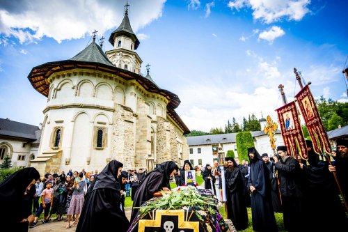 Arhimandritul Grigorie Halciuc a fost înmormântat la Mănăstirea Putna Poza 220858