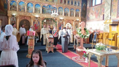 Sfințirea crucii turlei bisericii parohiei timișene Jdioara  Poza 220982