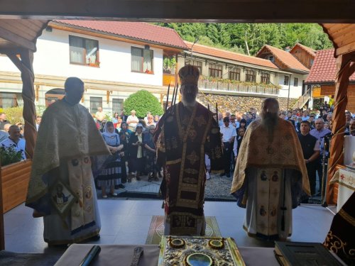 Slujire arhierească la hramul Mănăstirii Albac, judeţul Alba Poza 221017