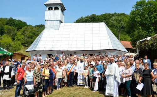 Zi de sărbătoare pentru credincioșii din satul Căbești, Hunedoara Poza 221543