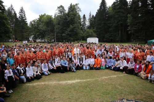 Liturghie arhierească pentru tinerii de la Nemțișor Poza 221879