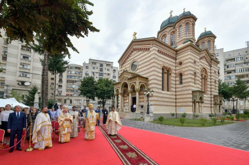 Reînnoirea veșmântului de har al Bisericii Domnița Bălașa din București Poza 221975