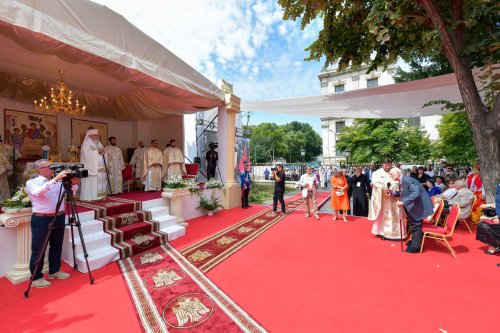 Reînnoirea veșmântului de har al Bisericii Domnița Bălașa din București Poza 222010