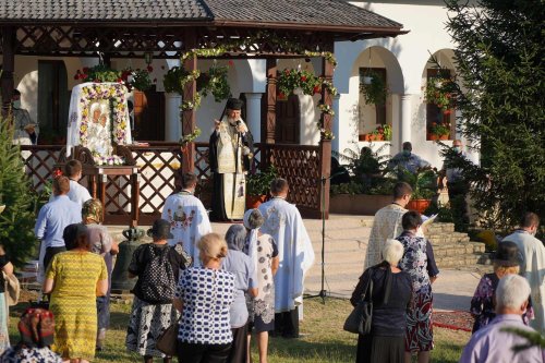A început tradiționalul pelerinaj din județul Galați închinat Maicii Domnului Poza 222144