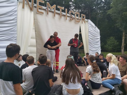 Lecții de prim ajutor în tabăra de la Nemțișor Poza 222120