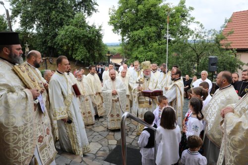 Sfinţirea bisericii din parohia maramureşeană Remeţi pe Someș Poza 222204