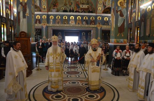 Liturghie arhierească în ajun de post la Mănăstirea Izbuc Poza 222293