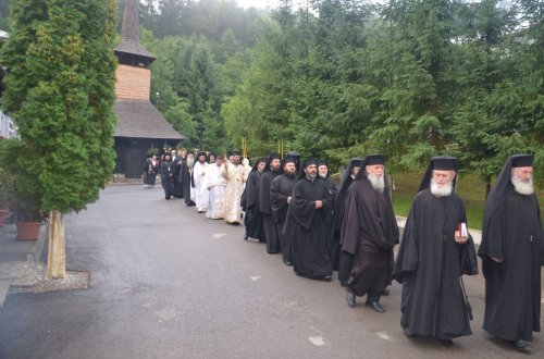 Liturghie arhierească în ajun de post la Mănăstirea Izbuc Poza 222296