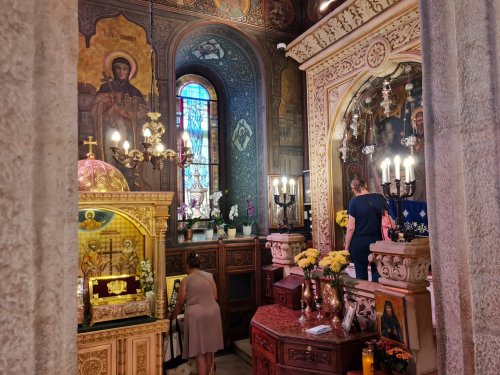 Odor sfânt așezat spre închinare în Catedrala Patriarhală Poza 222355