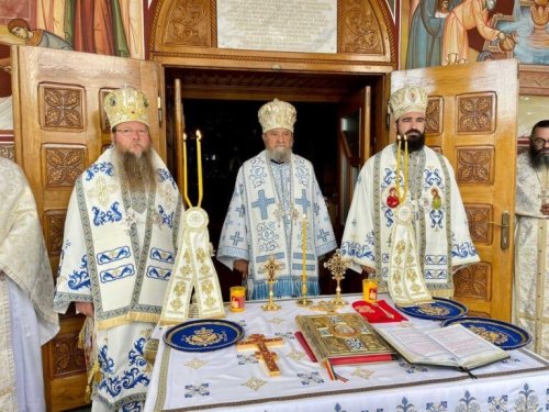 Trei arhierei au liturghisit la hramul mănăstirii de la Sita Buzăului Poza 222740