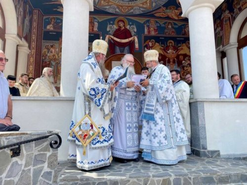 Trei arhierei au liturghisit la hramul mănăstirii de la Sita Buzăului Poza 222742