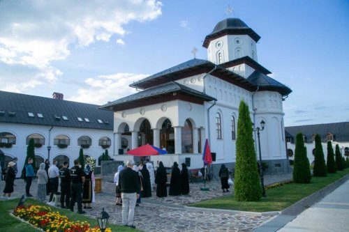 Trei arhierei au liturghisit la hramul mănăstirii de la Sita Buzăului Poza 222743