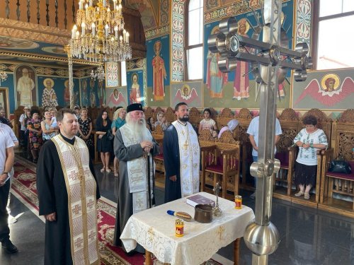 Cruce nouă pentru biserica parohiei bănățene Moșnița Veche Poza 222846