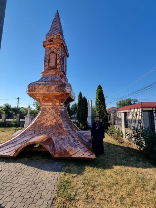 Cruce nouă pentru biserica parohiei bănățene Moșnița Veche Poza 222847