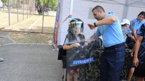 Beneficiarii campaniei „Ajutor pentru elevi” au vizitat Jandarmeria Română Poza 223026