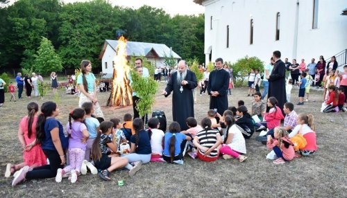 Ierarhul Hușilor alături de cei 120 de copii și tineri din tabăra rurală „Copilărie și credință”  Poza 223104