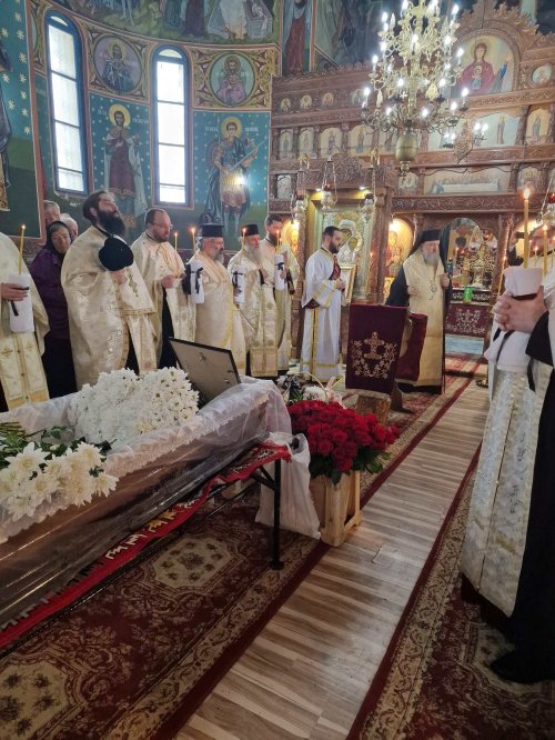 Mesaj de condoleanţe la înmormântarea mamei arhidiaconului Maxim Țifui Poza 223113