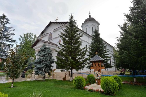 Biserica mare a Mănăstirii Ghighiu a fost resfințită Poza 223425