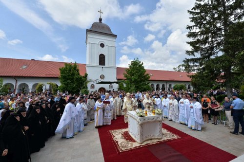 Biserica mare a Mănăstirii Ghighiu a fost resfințită Poza 223467