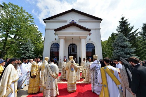 Biserica mare a Mănăstirii Ghighiu a fost resfințită Poza 223468