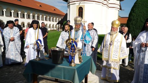 Mulţimi de pelerini la hramul Mănăstirii „Brâncoveanu” de la Sâmbăta de Sus