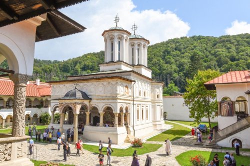 Mănăstirea vâlceană Hurezi şi-a sărbătorit sfinții ctitori Poza 223736